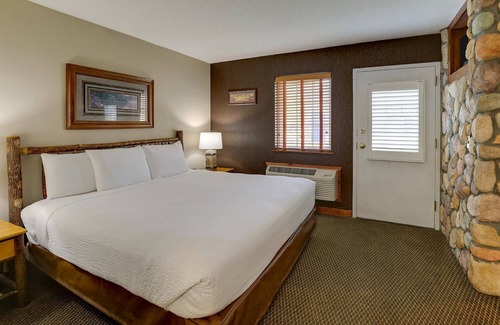Peoria House | Unique Lodgings with Panoramic Views in Scenic Illinois | 3 Units
