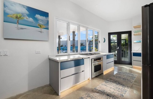 Esmeralda Villa | Unique Modern 4BR w/Large Private Pool & Mini Golf