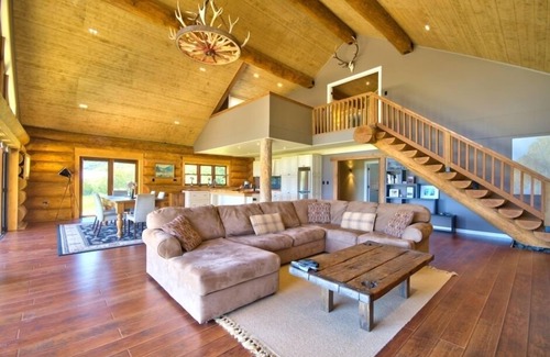 Glenorchy House | Unique Modern Log Home - Stunning Mountain Views, Designed for Comfort