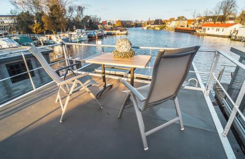 Zwartsluis Apartment | Unique new house boat near Giethoorn