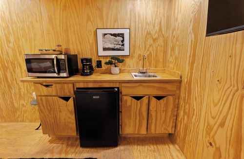 Governmental Mall Apartment | Unique "NEW" Studio Retreat - Hot Tub - Mins to Downtown, PHX Airport & ASU