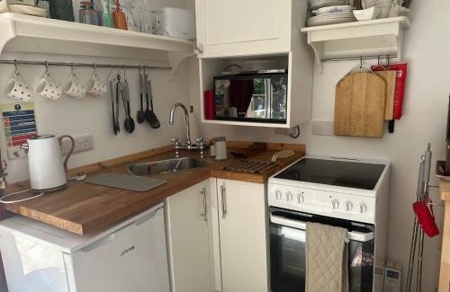 Larkhall Apartment | Unique Orchard Lodge for couples with hot tub