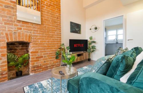 The King's Mile Apartment | Unique Rooftop Retreat - City View - Sleeps 4