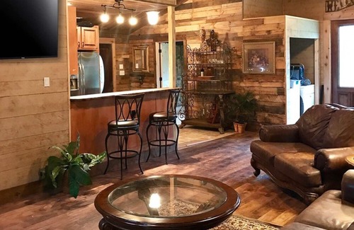 Mount Mourne Cottage | Unique Rustic Charm Cottage Great Location close to Lake