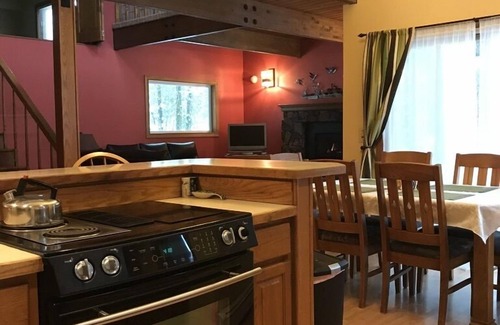 Alyeska House | Unique rustic home with Sauna and view of the creek - Walk to the Ski resort!