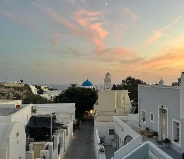 Megalochori House | Unique small stonehouse at Thira