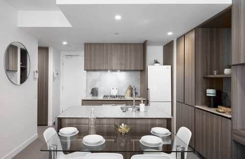 Carlton South Apartment | Unique & Spacious Retreat - Cozy Balcony City View