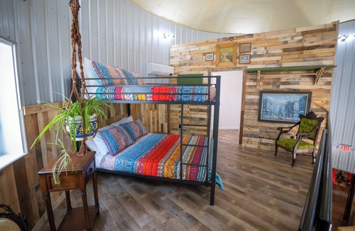 Mount Sterling Bed & Breakfast | Unique Stay in Hermann Grain Bins Guest Grain Bin Foghorn Leghorn