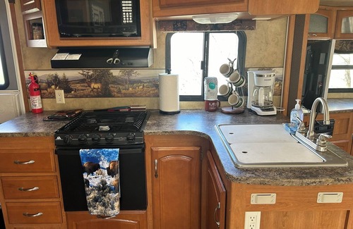 Gardiner House | Unique Yellowstone Camping Glamping Getaway. RV on Solo Sight w/Full Hookups