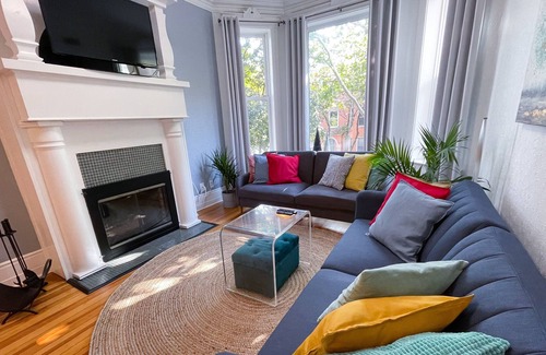 Lakeview Condo | Unit 2 - Perfect Wrigleyville Stay