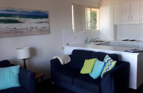 Lake Cathie Apartment | UNIT 3 SEASCAPE APARTMENTS 28 BUNDELLA AVE LC