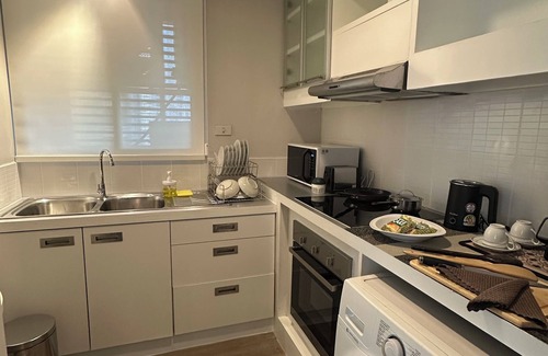 Ratchaprasong Apartment | Unit Langsuan BTS Chidlom 2-Bedroom Apartment in the Heart of Bangkok with Wi-Fi