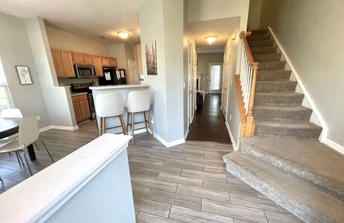 Davis Lake - Eastfield House | University townhome, available for long-term.