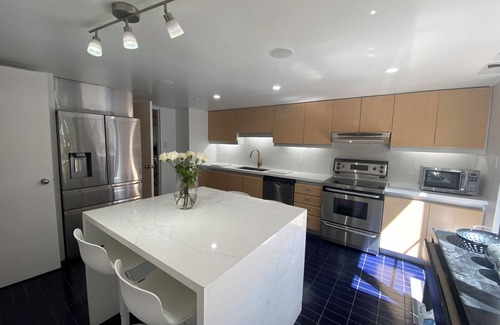 Bloor-Yorkville Apartment | Unrivaled Location on Yorkville Ave 2000 sq.ft -1 BED.