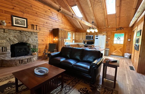 Logan Cabin | "Unto the Hills" Scenic and quiet cabin in Hocking Hills on 5 acres with a pond