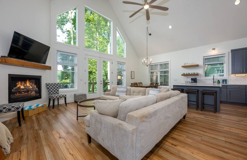 Robbinsville House | Unwind at Lakey McLakehouse on Lake Santeetlah