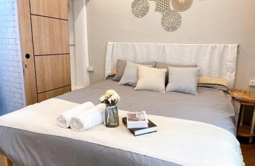 Talat Yot Apartment | Unwind in oldtown, private floor, near Grand Palace