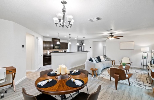 San Antonio House | Unwind In Style And Comfort 3 Bedroom Home by RedAwning