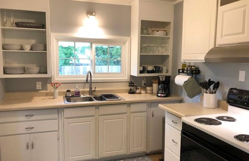 Amazon House | UO 8 blocks, Duck Parents and Game Day Homebase, Quiet, Kitchen, Yard, Carport