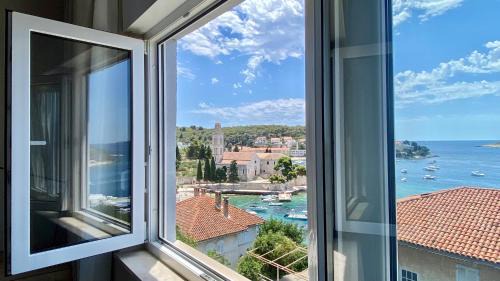 Hvar Old Town Apartment | Up&Above ,New Luxury Apt, Steps from Beach and Old Town