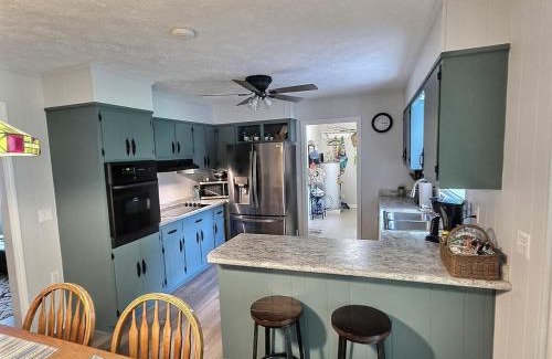 Cadiz House | Updated cottage, Screened Patio, Near Lake Barkley