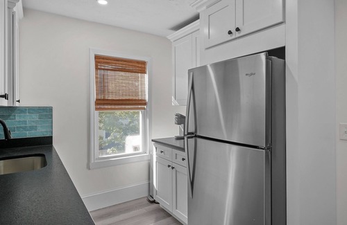 Warren House | Updated, Historic District, Walk to Waterfront. Pet-Friendly! Sleeps 12
