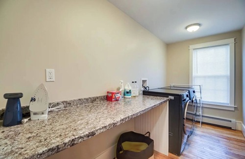 East Haven  Rutland County House | Updated Home, Near Killington and Okemo, Hot Tub, EV Charger
