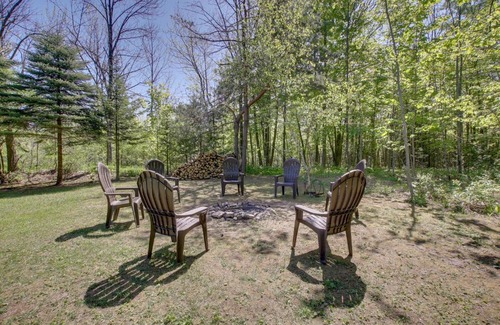 Sister Bay House | Updated Home with Deck 2 Mi to Sister Bay Beach!