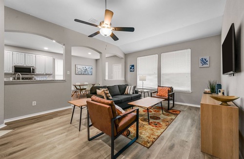 Corinth House | Updated Lonestar Cozy Retreat 3BR - Quick access to DFW airport, Denton area