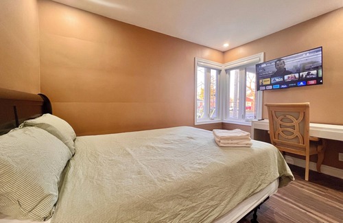 Aurora House | Upgraded Rooms with Bath 7-min to Subway Near Downsview Rogers Stadium