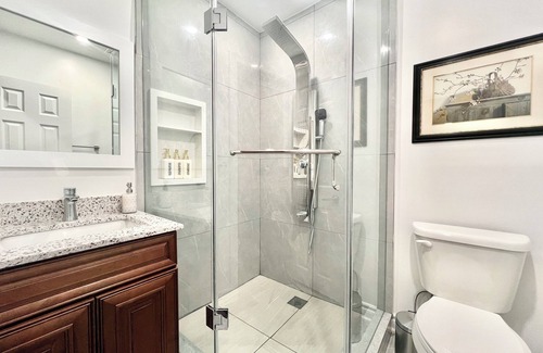 Aurora House | Upgraded Rooms with Bath 7-min to Subway Near Downsview Rogers Stadium