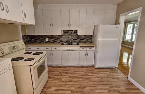 Tuxedo House | Upper 3 bdrm bungalow house close airport & everywhere Eat/Shop/Bus/Park/Library