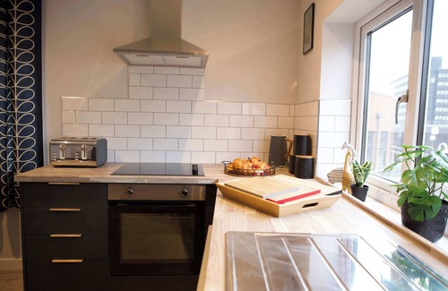 Trafford Apartment | Upper Gathering Sale | Nr Manchester Sleeps 9