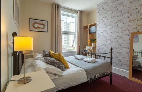 Kemptown Hotel | Upper Rock 6 - double room en-suite