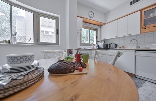 Tel Aviv City Center Condo | Upscale 3 Bedroom Luxury Tel-aviv Apt.- 5 Min to the Beach