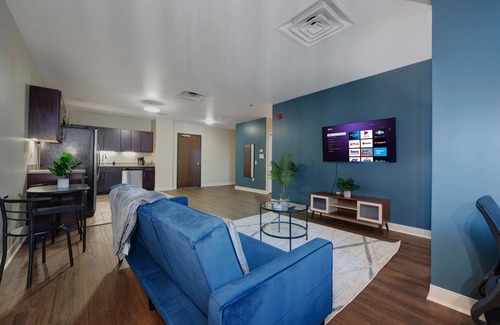 Downtown Pittsburgh Apartment | Upscale Charm | NEWLY UPDATED PREMIUM LOCATION | 24/7 Gym Terrace Roku — 2 TVs!