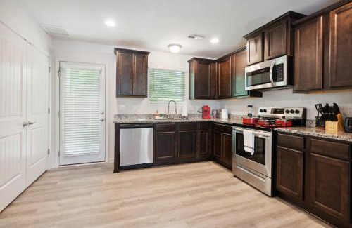 Southwest Raleigh House | Upscale King 3BR Townhouse Mins to Cary & NC State