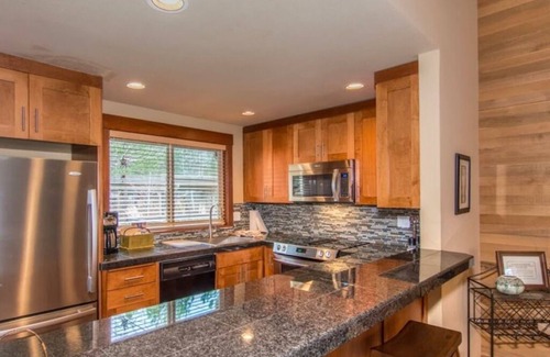 Sunriver Condo | Upscale Lakefront Condo, Air Conditioning & Gas Fireplace