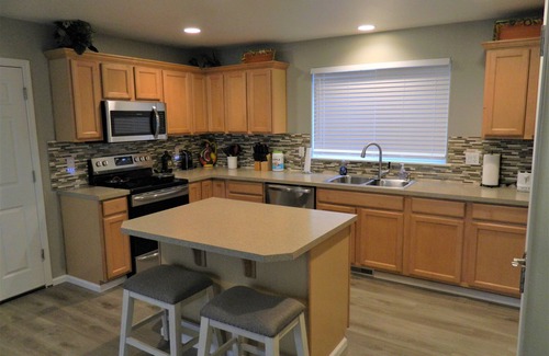Frederickson House | Upscale Puyallup Home ☆ Near Seattle, Tacoma, Puget Sound, Cascade Mountains