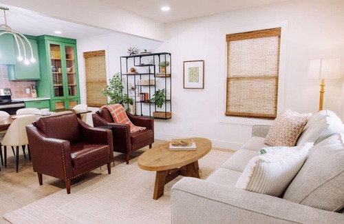 Austin Ave. House | Uptown Peach ~ Boutique Hotel near Magnolia + BU