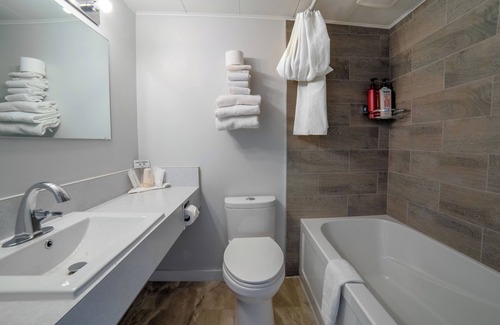 Creston Hotel | Uptowner Hotel