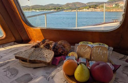 Porto San Paolo Boat Rental | Upupa Sailing a Night Onboard!