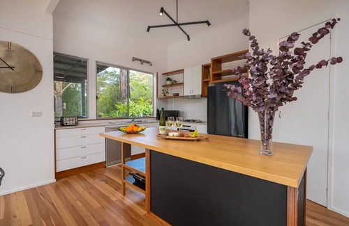 Bomaderry House | Uralla House - Urban Bush Retreat, centrally located with 2 Master Bedrooms