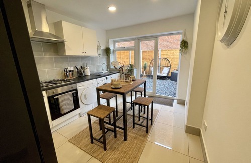 King's Heath House | Urban 3 Bedroom Home in Kings Heath-Great Location