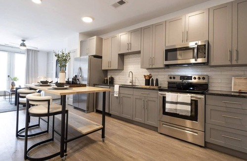 East Walnut HIlls Apartment | Urban apartment with pool and parking