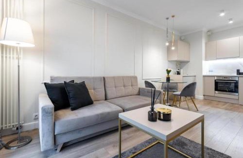 Mirow Apartment | Urban Chic - Luxury Warsaw Stays -10 People- Mennica Residence