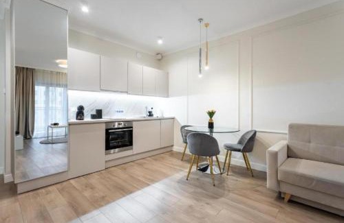Mirow Apartment | Urban Chic - Luxury Warsaw Stays -10 People- Mennica Residence