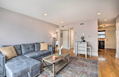 Rogers Park Condo | Urban Chicago Escape ~ 1 Mi to Local Beaches!