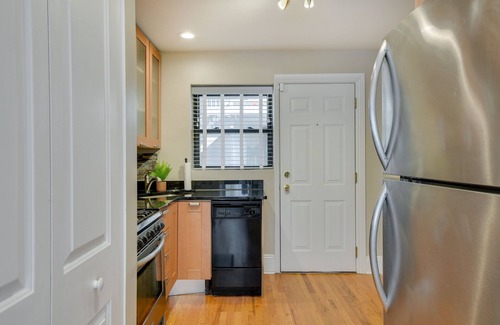 Rogers Park Condo | Urban Chicago Vacation Rental Condo Near Beach!