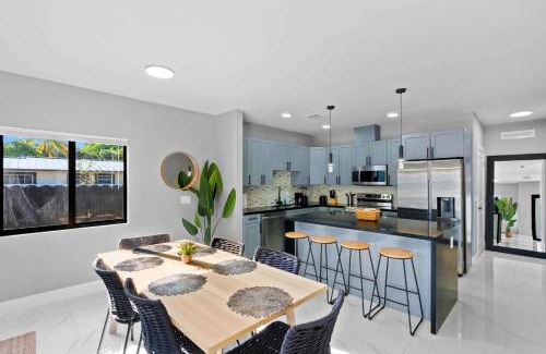 Liberty City Apartment | Urban Comfort - 20min to Beach & Airport